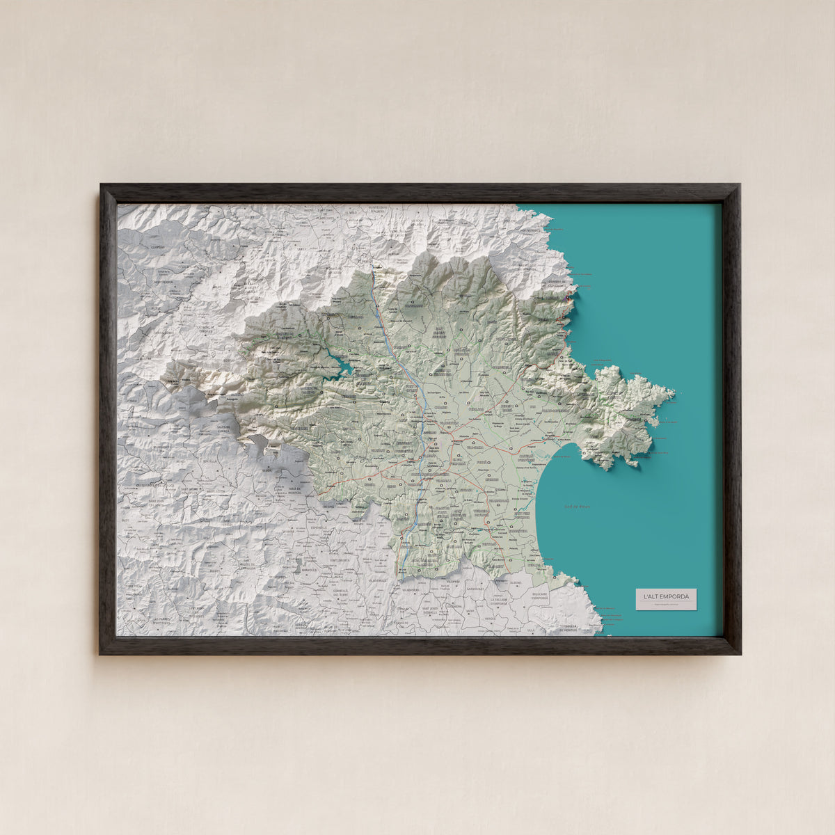Mapa de relleu de l’Alt Empordà, amb el territori en color i l’entorn en blanc. Presentació amb marc. 50 × 70 cm. Estil Cartogràfic.