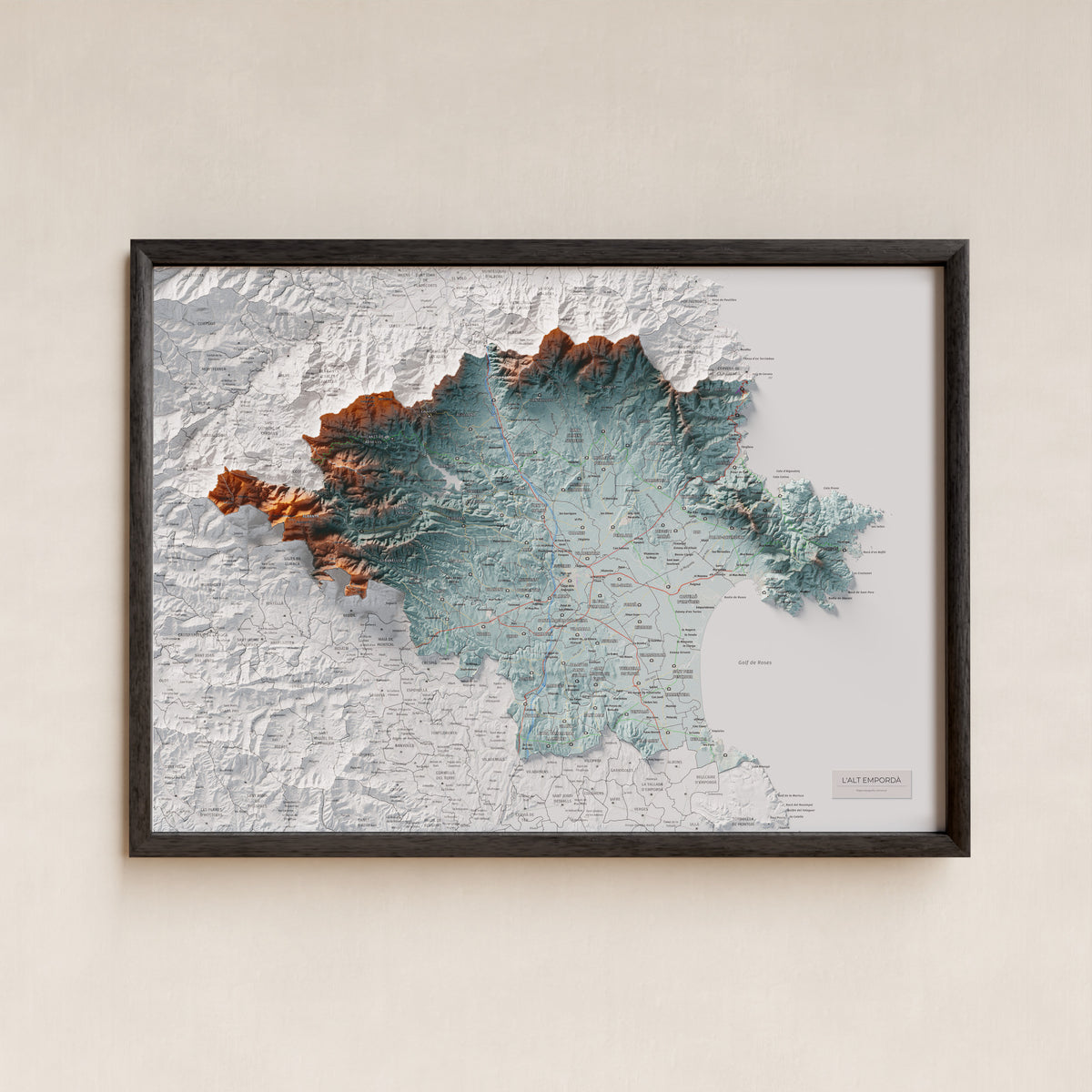 Mapa de relleu de l’Alt Empordà, amb el territori en color i l’entorn en blanc. Presentació amb marc. 50 × 70 cm. Estil Blau i taronja.