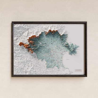 Mapa de relleu de l’Alt Empordà, amb el territori en color i l’entorn en blanc. Presentació amb marc. 50 × 70 cm. Estil Blau i taronja.