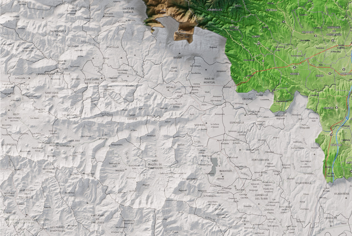 Mapa de relleu de l’Alt Empordà, amb el territori en color i l’entorn en blanc. Detall de la part inferior esquerra. 61 × 91 cm. Estil Clàssic.