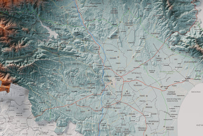 Mapa de relleu de l’Alt Empordà, amb el territori en color i l’entorn en blanc. Detall de la part central. 61 × 91 cm. Estil Blau i taronja.