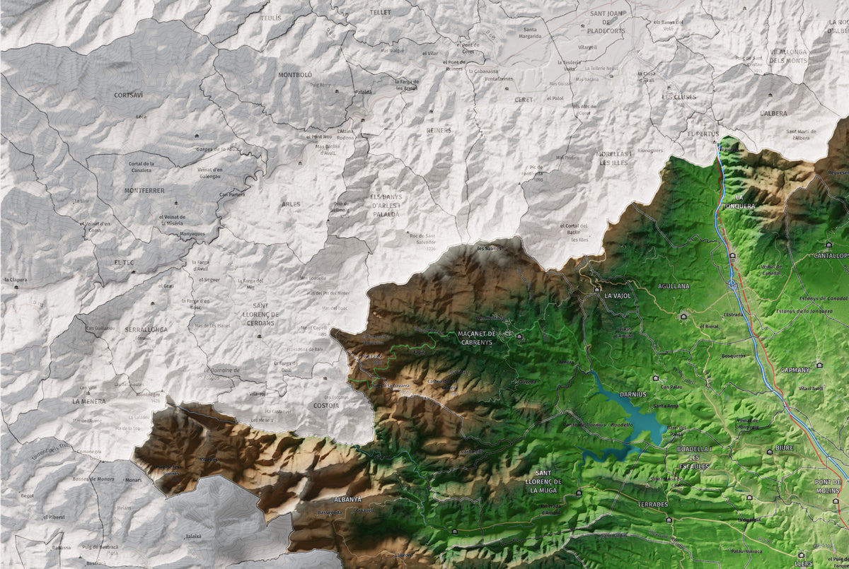 Mapa de relleu de l’Alt Empordà, amb el territori en color i l’entorn en blanc. Detall de la part superior esquerra. 61 × 91 cm. Estil Clàssic.