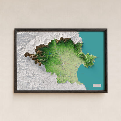 Mapa de relleu de l’Alt Empordà, amb el territori en color i l’entorn en blanc. Presentació amb marc. 61 × 91 cm. Estil Clàssic.