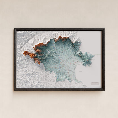 Mapa de relleu de l’Alt Empordà, amb el territori en color i l’entorn en blanc. Presentació amb marc. 61 × 91 cm. Estil Blau i taronja.