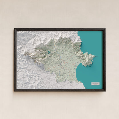 Mapa de relleu de l’Alt Empordà, amb el territori en color i l’entorn en blanc. Presentació amb marc. 61 × 91 cm. Estil Cartogràfic.