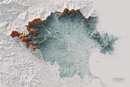 Mapa de relleu de l’Alt Empordà, amb el territori en color i l’entorn en blanc. Vista completa de la làmina. 61 × 91 cm. Estil Blau i taronja.
