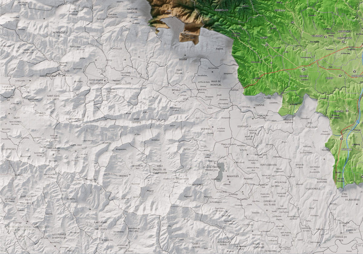 Mapa de relleu de l’Alt Empordà, amb el territori en color i l’entorn en blanc. Detall de la part inferior esquerra. 70 × 100 cm. Estil Clàssic.