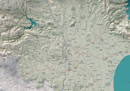 Mapa de relleu de l’Alt Empordà, amb el territori en color i l’entorn en blanc. Detall de la part central. 70 × 100 cm. Estil Cartogràfic.