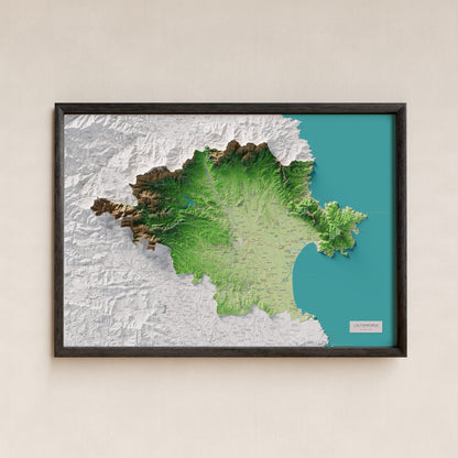 Mapa de relleu de l’Alt Empordà, amb el territori en color i l’entorn en blanc. Presentació amb marc. 70 × 100 cm. Estil Clàssic.