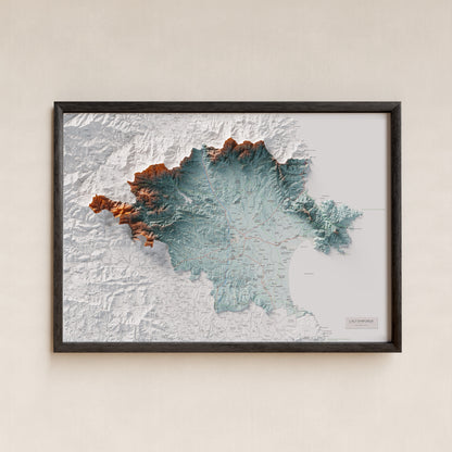Mapa de relleu de l’Alt Empordà, amb el territori en color i l’entorn en blanc. Presentació amb marc. 70 × 100 cm. Estil Blau i taronja.