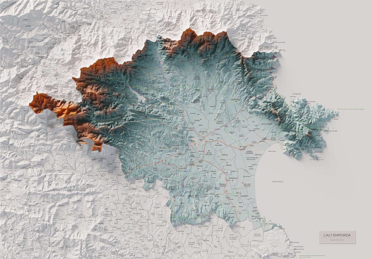Mapa de relleu de l’Alt Empordà, amb el territori en color i l’entorn en blanc. Vista completa de la làmina. 70 × 100 cm. Estil Blau i taronja.