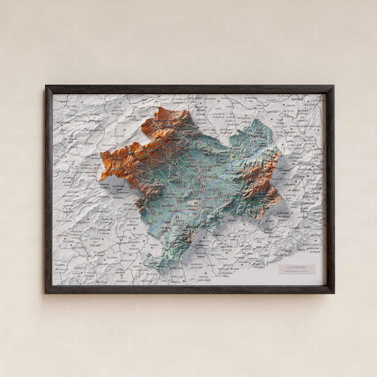 Mapa de relieve del Alt Penedès, con el territorio en color y el entorno en blanco. Presentación con marco. 21 × 30 cm. Estilo Azul y naranja.