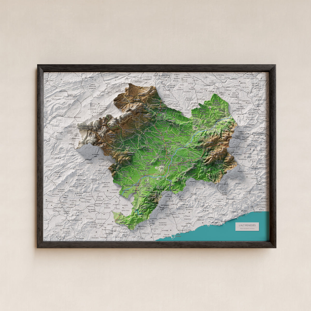 Mapa de relieve del Alt Penedès, con el territorio en color y el entorno en blanco. Presentación con marco. 30 × 40 cm. Estilo Clásico.