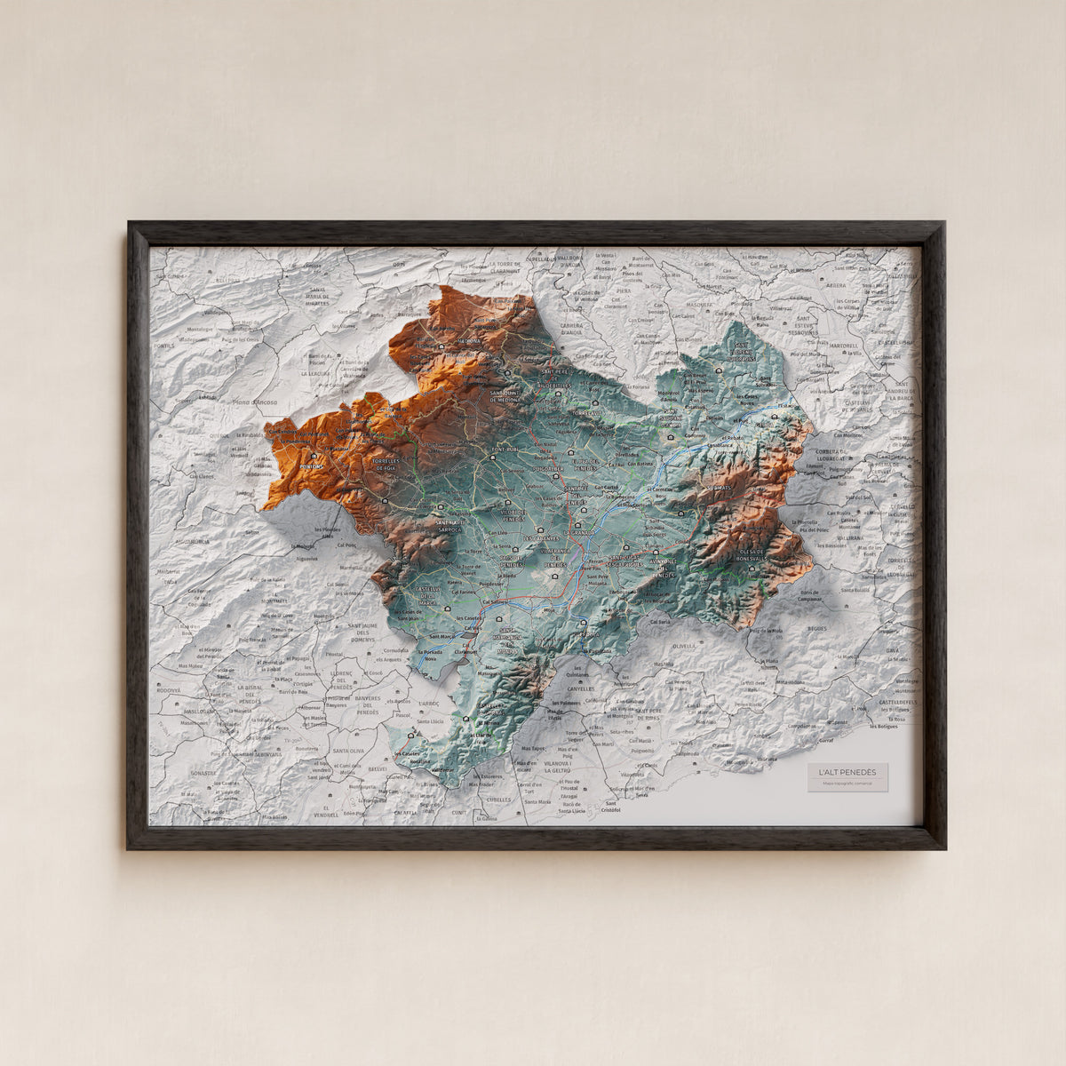 Mapa de relieve del Alt Penedès, con el territorio en color y el entorno en blanco. Presentación con marco. 30 × 40 cm. Estilo Azul y naranja.