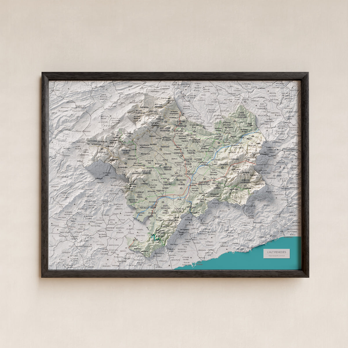 Mapa de relieve del Alt Penedès, con el territorio en color y el entorno en blanco. Presentación con marco. 30 × 40 cm. Estilo Cartográfico.