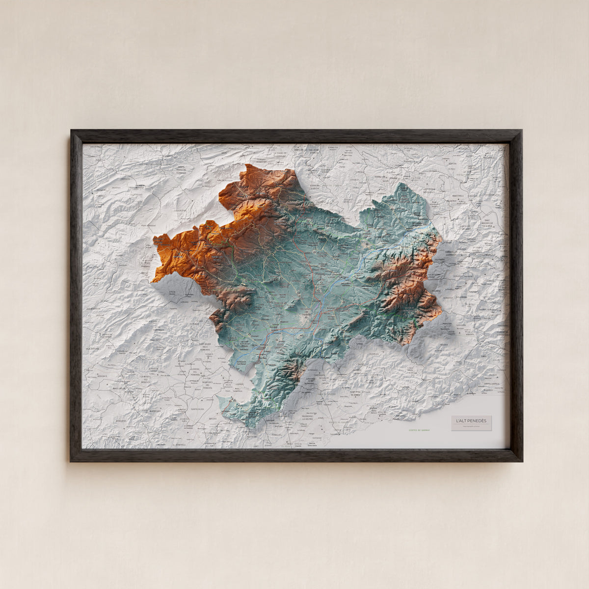 Mapa de relieve del Alt Penedès, con el territorio en color y el entorno en blanco. Presentación con marco. 50 × 70 cm. Estilo Azul y naranja.