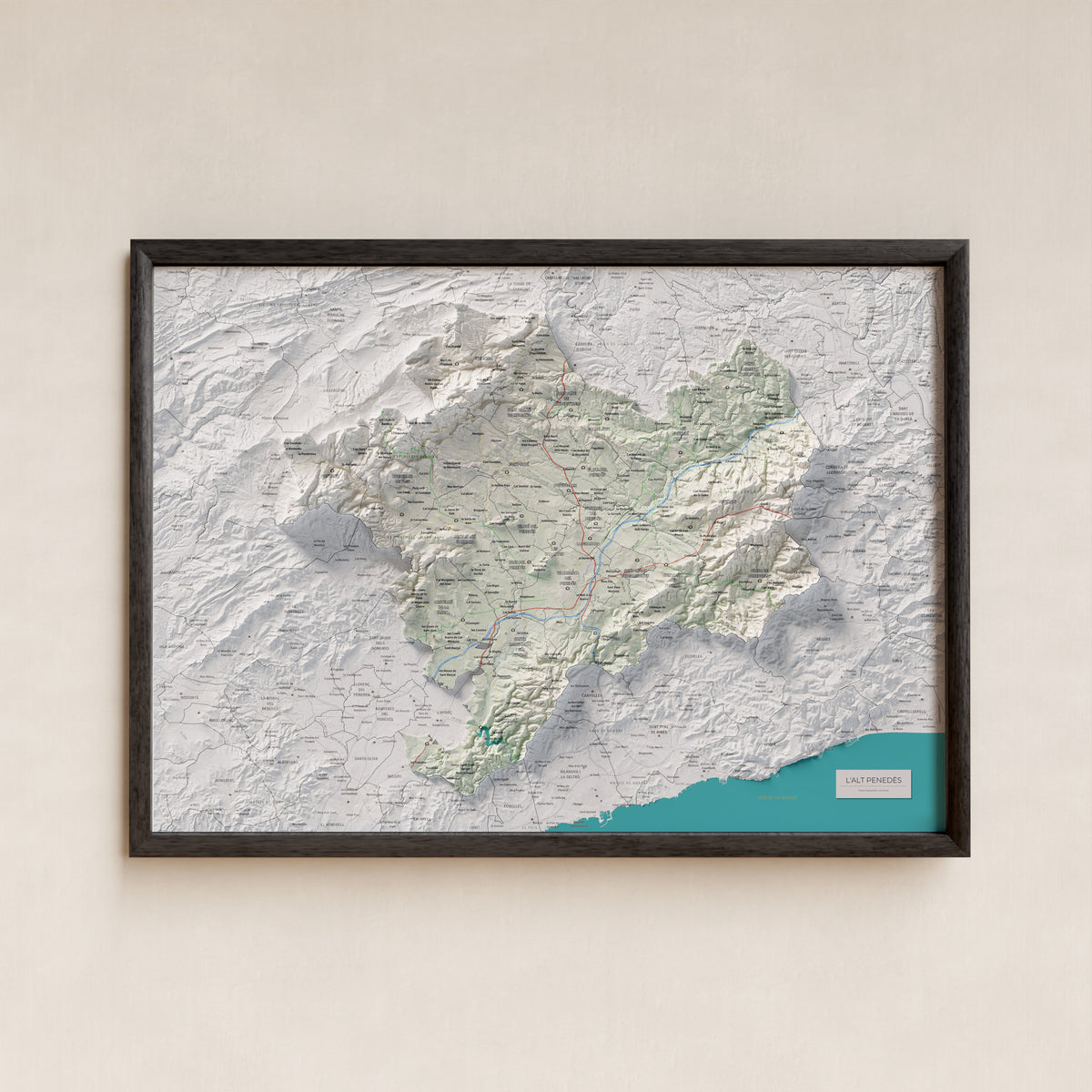 Mapa de relieve del Alt Penedès, con el territorio en color y el entorno en blanco. Presentación con marco. 50 × 70 cm. Estilo Cartográfico.