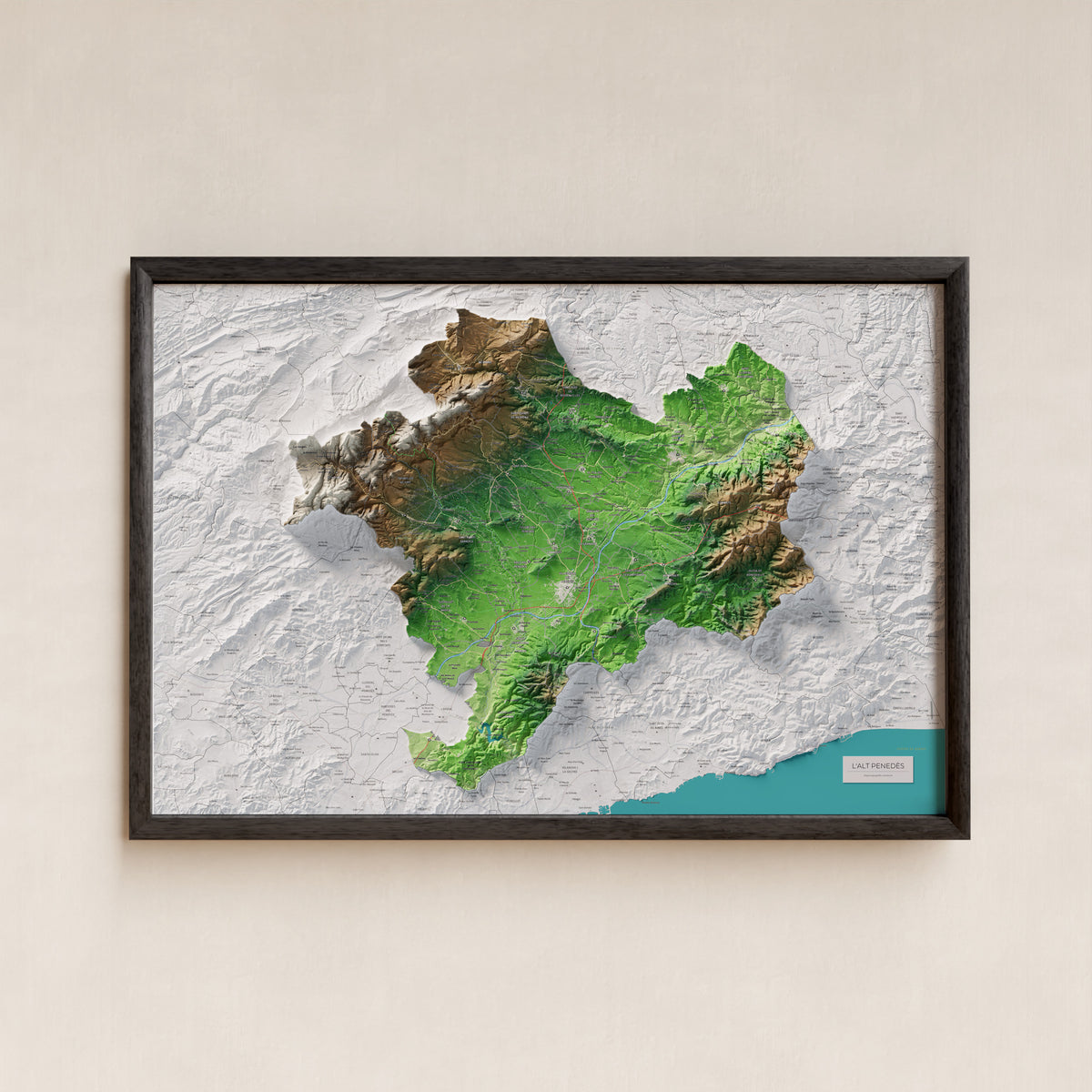 Mapa de relieve del Alt Penedès, con el territorio en color y el entorno en blanco. Presentación con marco. 61 × 91 cm. Estilo Clásico.