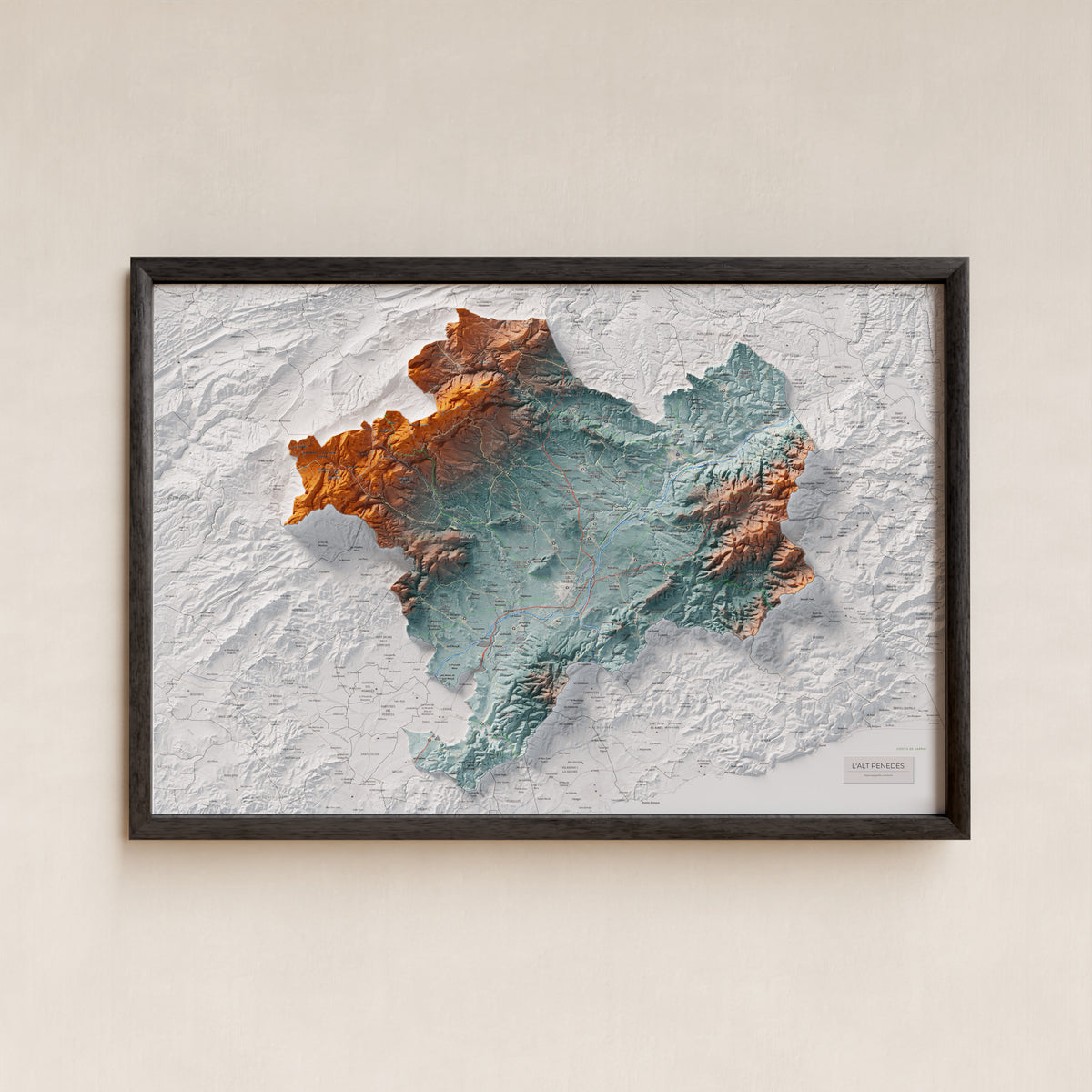 Mapa de relieve del Alt Penedès, con el territorio en color y el entorno en blanco. Presentación con marco. 61 × 91 cm. Estilo Azul y naranja.