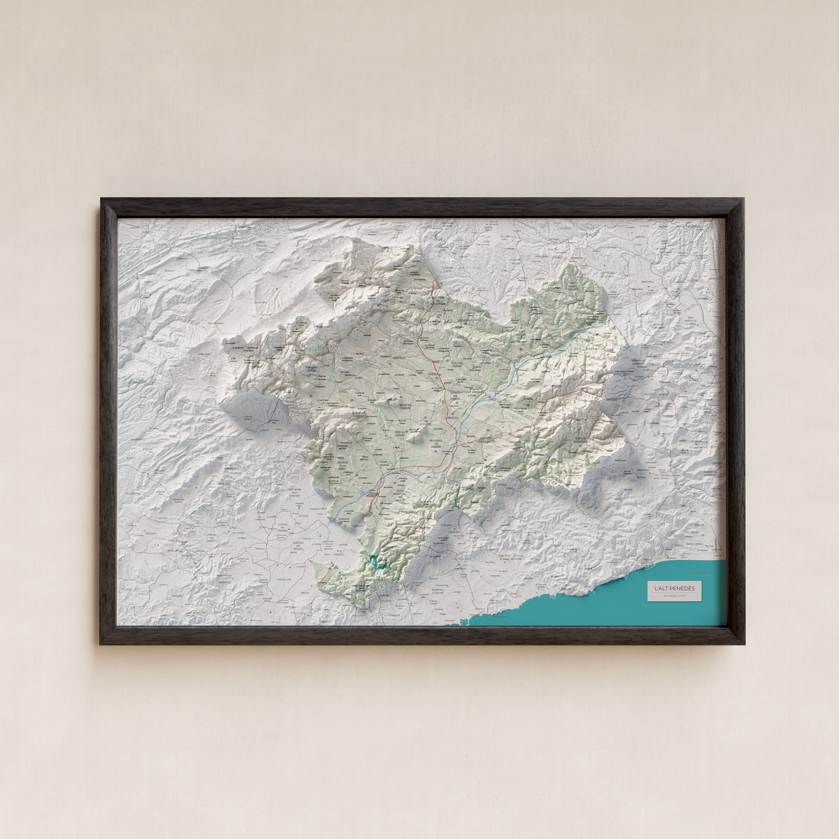 Mapa de relieve del Alt Penedès, con el territorio en color y el entorno en blanco. Presentación con marco. 61 × 91 cm. Estilo Cartográfico.