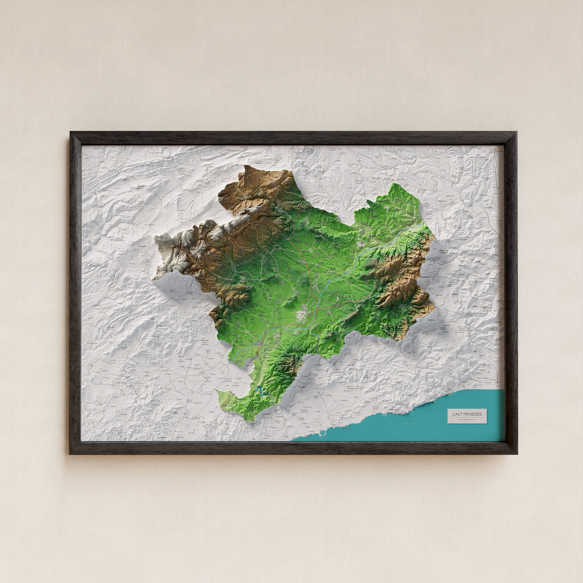 Mapa de relieve del Alt Penedès, con el territorio en color y el entorno en blanco. Presentación con marco. 70 × 100 cm. Estilo Clásico.