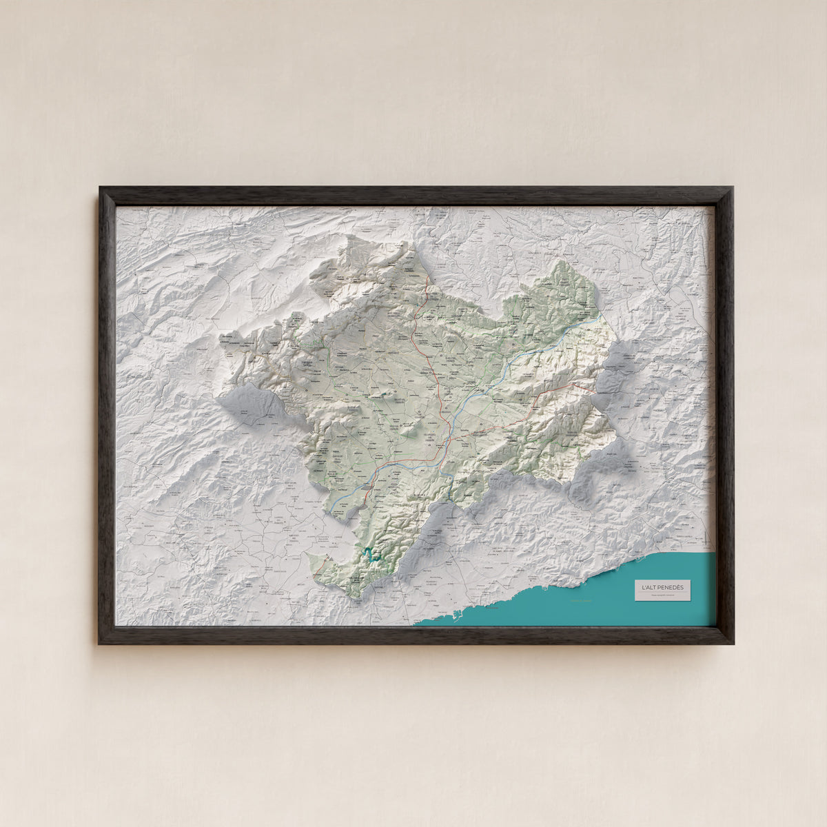 Mapa de relieve del Alt Penedès, con el territorio en color y el entorno en blanco. Presentación con marco. 70 × 100 cm. Estilo Cartográfico.