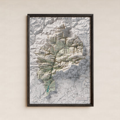 Mapa de relleu de l’Alt Urgell, amb el territori en color i l’entorn en blanc. Presentació amb marc. 21 × 30 cm. Estil Cartogràfic.