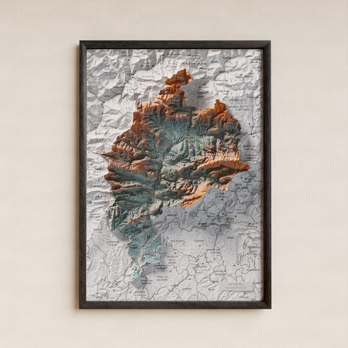 Mapa de relleu de l’Alt Urgell, amb el territori en color i l’entorn en blanc. Presentació amb marc. 21 × 30 cm. Estil Blau i taronja.