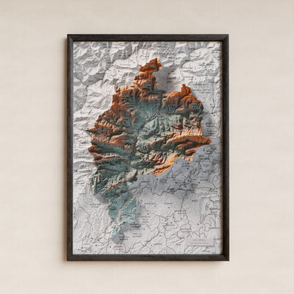 Mapa de relleu de l’Alt Urgell, amb el territori en color i l’entorn en blanc. Presentació amb marc. 21 × 30 cm. Estil Blau i taronja.