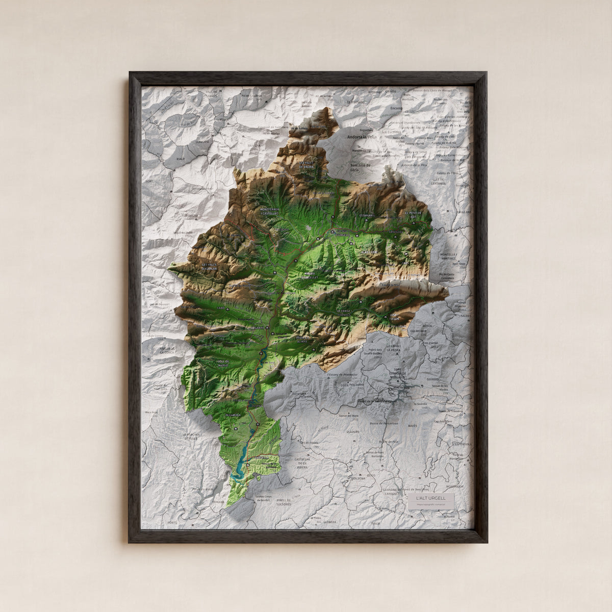Mapa de relleu de l’Alt Urgell, amb el territori en color i l’entorn en blanc. Presentació amb marc. 30 × 40 cm. Estil Clàssic.