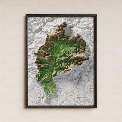 Mapa de relleu de l’Alt Urgell, amb el territori en color i l’entorn en blanc. Presentació amb marc. 30 × 40 cm. Estil Clàssic.