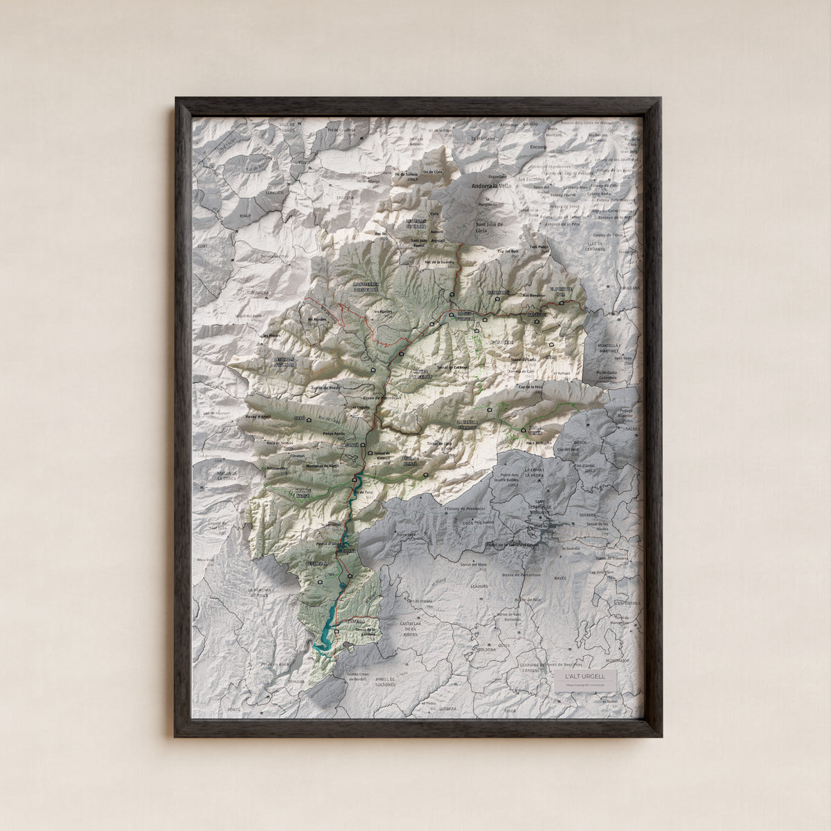 Mapa de relleu de l’Alt Urgell, amb el territori en color i l’entorn en blanc. Presentació amb marc. 30 × 40 cm. Estil Cartogràfic.