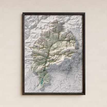 Mapa de relleu de l’Alt Urgell, amb el territori en color i l’entorn en blanc. Presentació amb marc. 30 × 40 cm. Estil Cartogràfic.