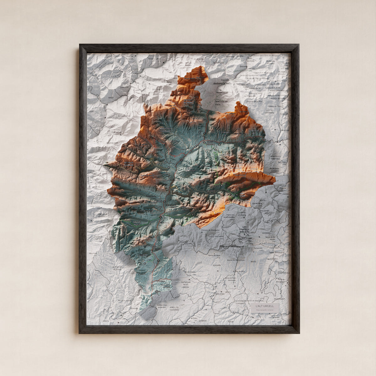 Mapa de relleu de l’Alt Urgell, amb el territori en color i l’entorn en blanc. Presentació amb marc. 30 × 40 cm. Estil Blau i taronja.