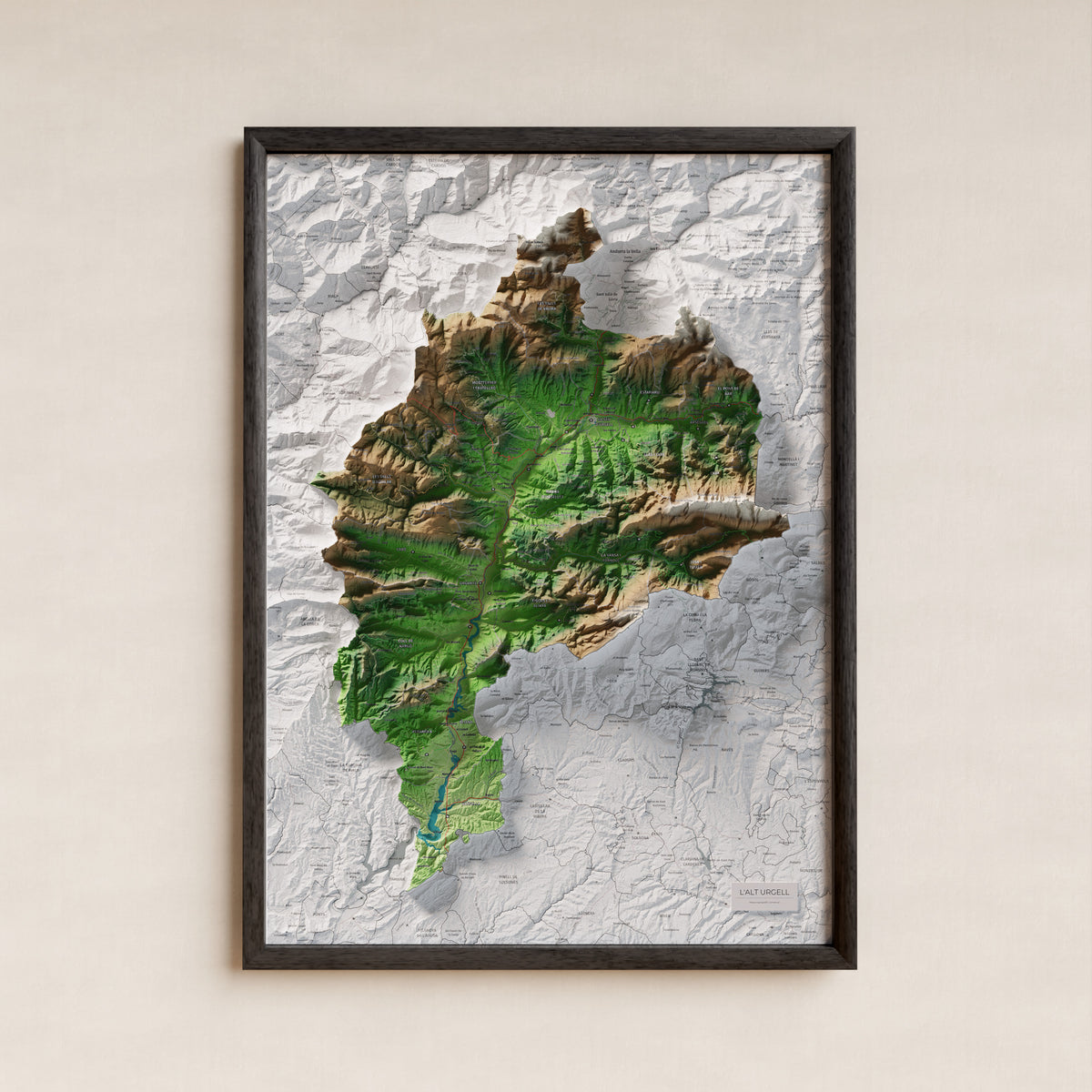 Mapa de relleu de l’Alt Urgell, amb el territori en color i l’entorn en blanc. Presentació amb marc. 50 × 70 cm. Estil Clàssic.