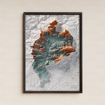 Mapa de relleu de l’Alt Urgell, amb el territori en color i l’entorn en blanc. Presentació amb marc. 50 × 70 cm. Estil Blau i taronja.