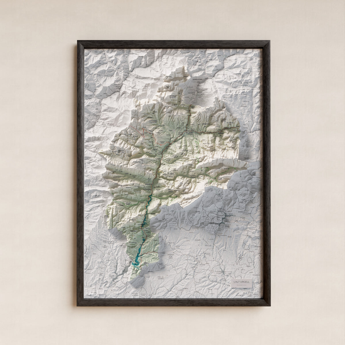 Mapa de relleu de l’Alt Urgell, amb el territori en color i l’entorn en blanc. Presentació amb marc. 50 × 70 cm. Estil Cartogràfic.