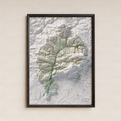 Mapa de relleu de l’Alt Urgell, amb el territori en color i l’entorn en blanc. Presentació amb marc. 50 × 70 cm. Estil Cartogràfic.