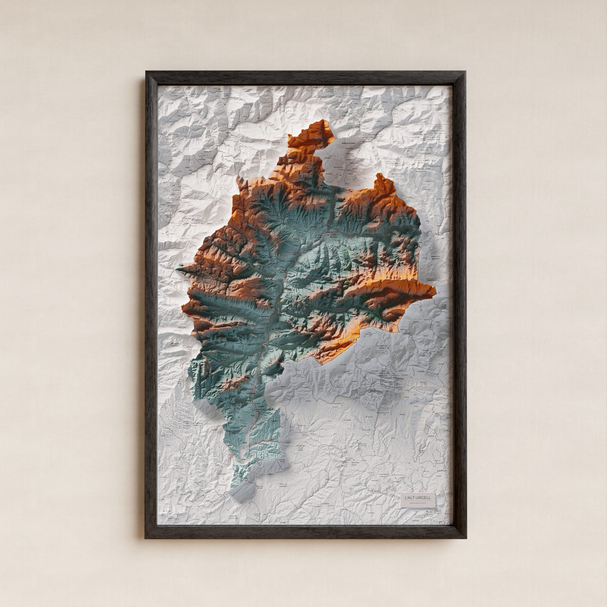 Mapa de relleu de l’Alt Urgell, amb el territori en color i l’entorn en blanc. Presentació amb marc. 61 × 91 cm. Estil Blau i taronja.