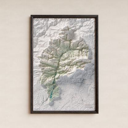 Mapa de relleu de l’Alt Urgell, amb el territori en color i l’entorn en blanc. Presentació amb marc. 61 × 91 cm. Estil Cartogràfic.