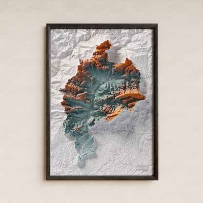 Mapa de relleu de l’Alt Urgell, amb el territori en color i l’entorn en blanc. Presentació amb marc. 70 × 100 cm. Estil Blau i taronja.