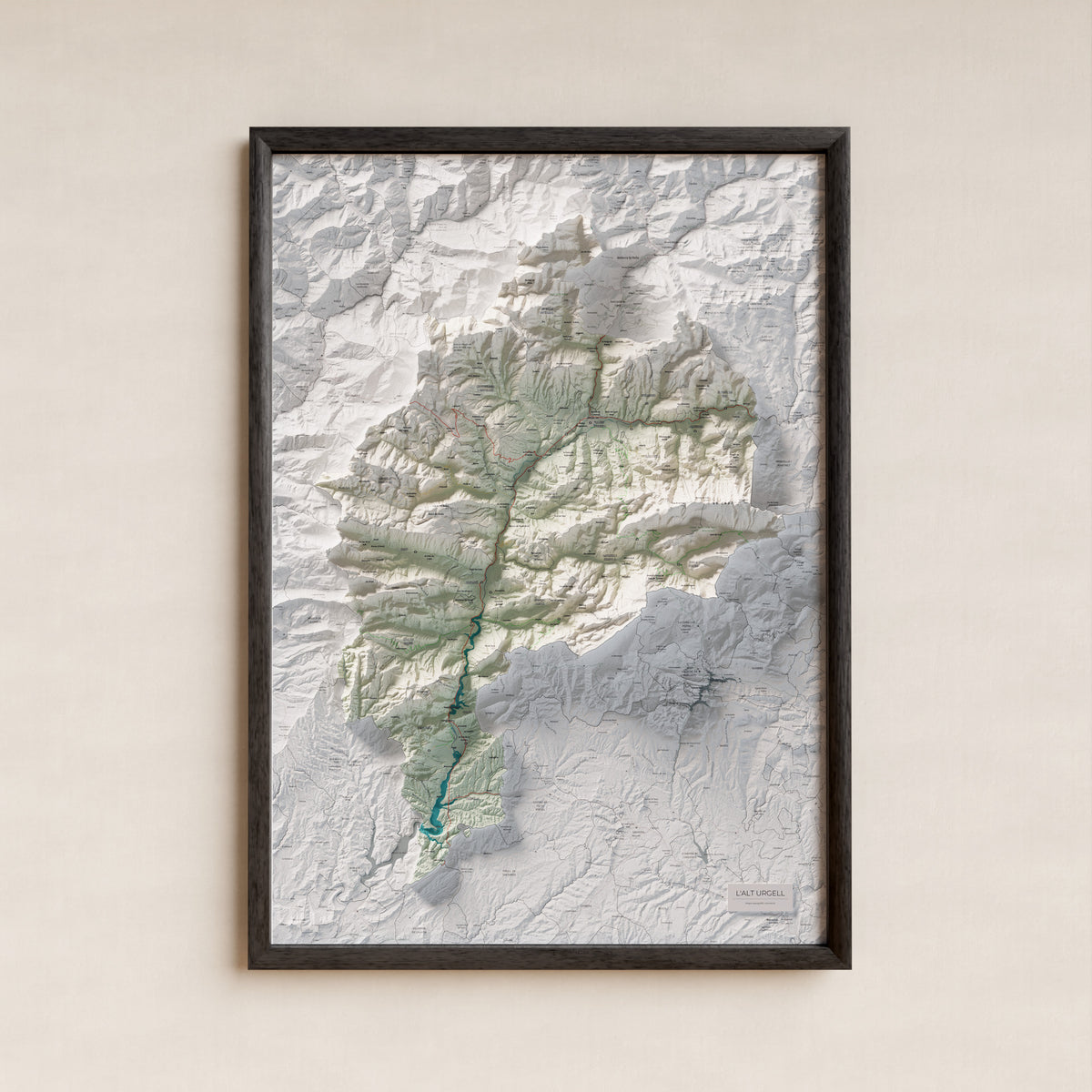 Mapa de relleu de l’Alt Urgell, amb el territori en color i l’entorn en blanc. Presentació amb marc. 70 × 100 cm. Estil Cartogràfic.