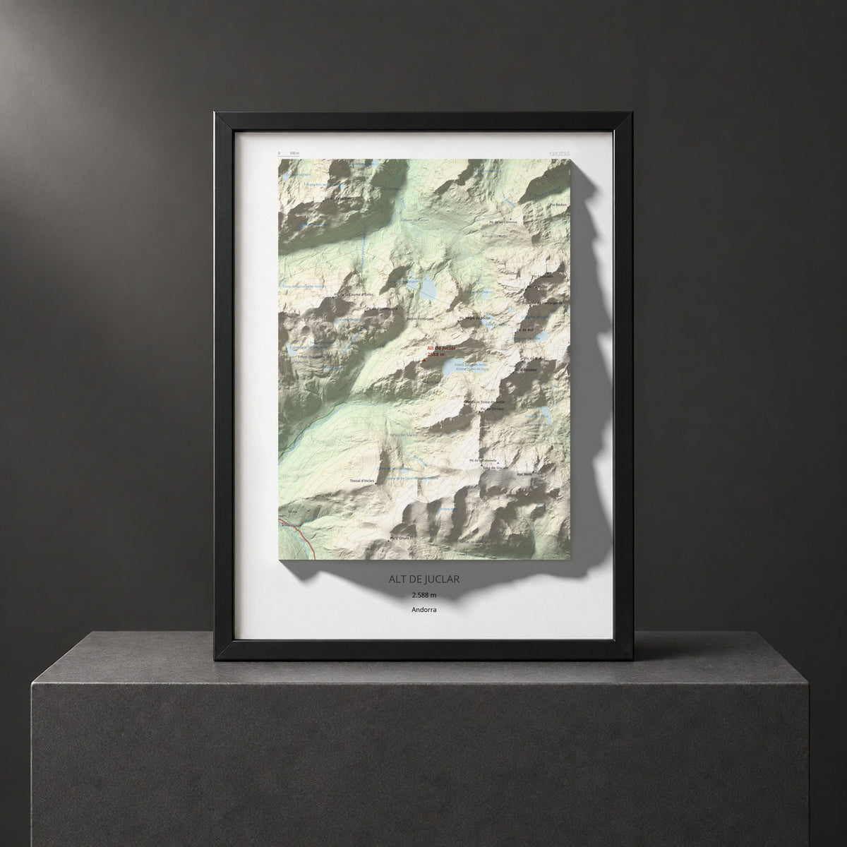 Mapa de relieve de Alt de Juclar, 2588 m, Andorra, lámina 100 Cims de Trobart. Presentación enmarcada. 30 × 40 cm.