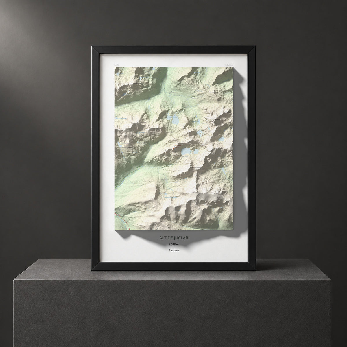 Mapa de relieve de Alt de Juclar, 2588 m, Andorra, lámina 100 Cims de Trobart. Presentación enmarcada. 50 × 70 cm.