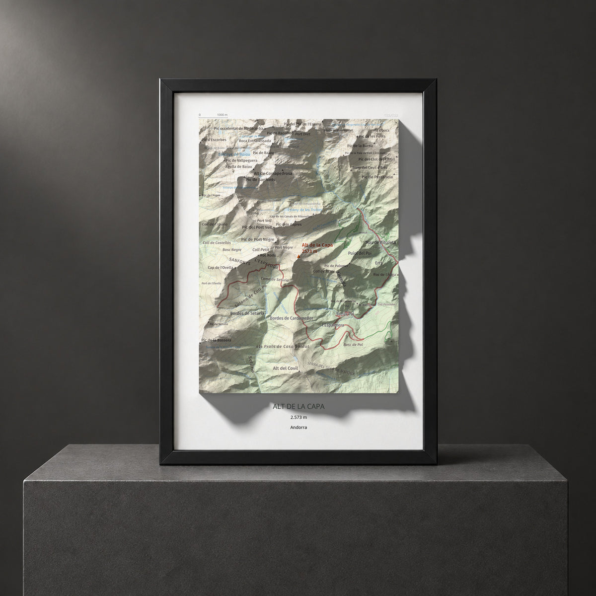 Mapa de relieve de Alt de la Capa, 2573 m, Andorra, lámina 100 Cims de Trobart. Presentación enmarcada. 21 × 30 cm.