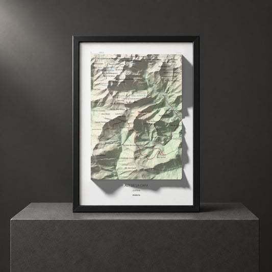 Mapa de relieve de Alt de la Capa, 2573 m, Andorra, lámina 100 Cims de Trobart. Presentación enmarcada. 21 × 30 cm.