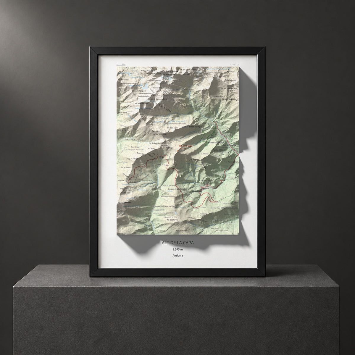 Mapa de relieve de Alt de la Capa, 2573 m, Andorra, lámina 100 Cims de Trobart. Presentación enmarcada. 30 × 40 cm.