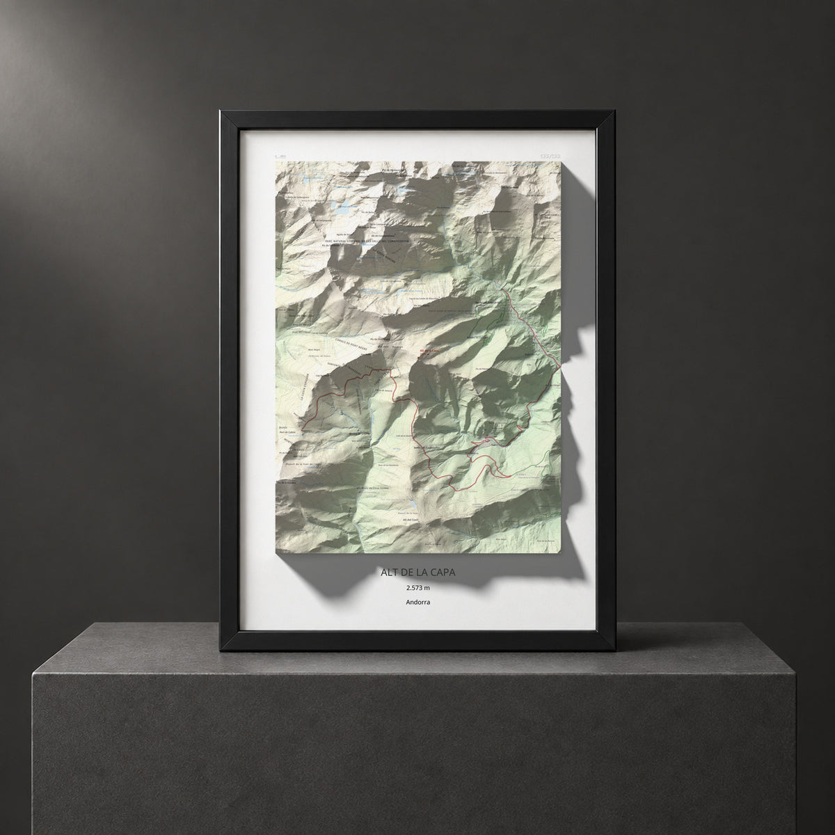 Mapa de relieve de Alt de la Capa, 2573 m, Andorra, lámina 100 Cims de Trobart. Presentación enmarcada. 50 × 70 cm.