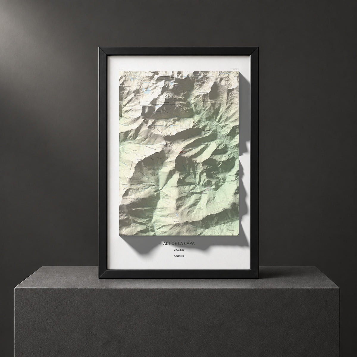 Mapa de relieve de Alt de la Capa, 2573 m, Andorra, lámina 100 Cims de Trobart. Presentación enmarcada. 61 × 91 cm.