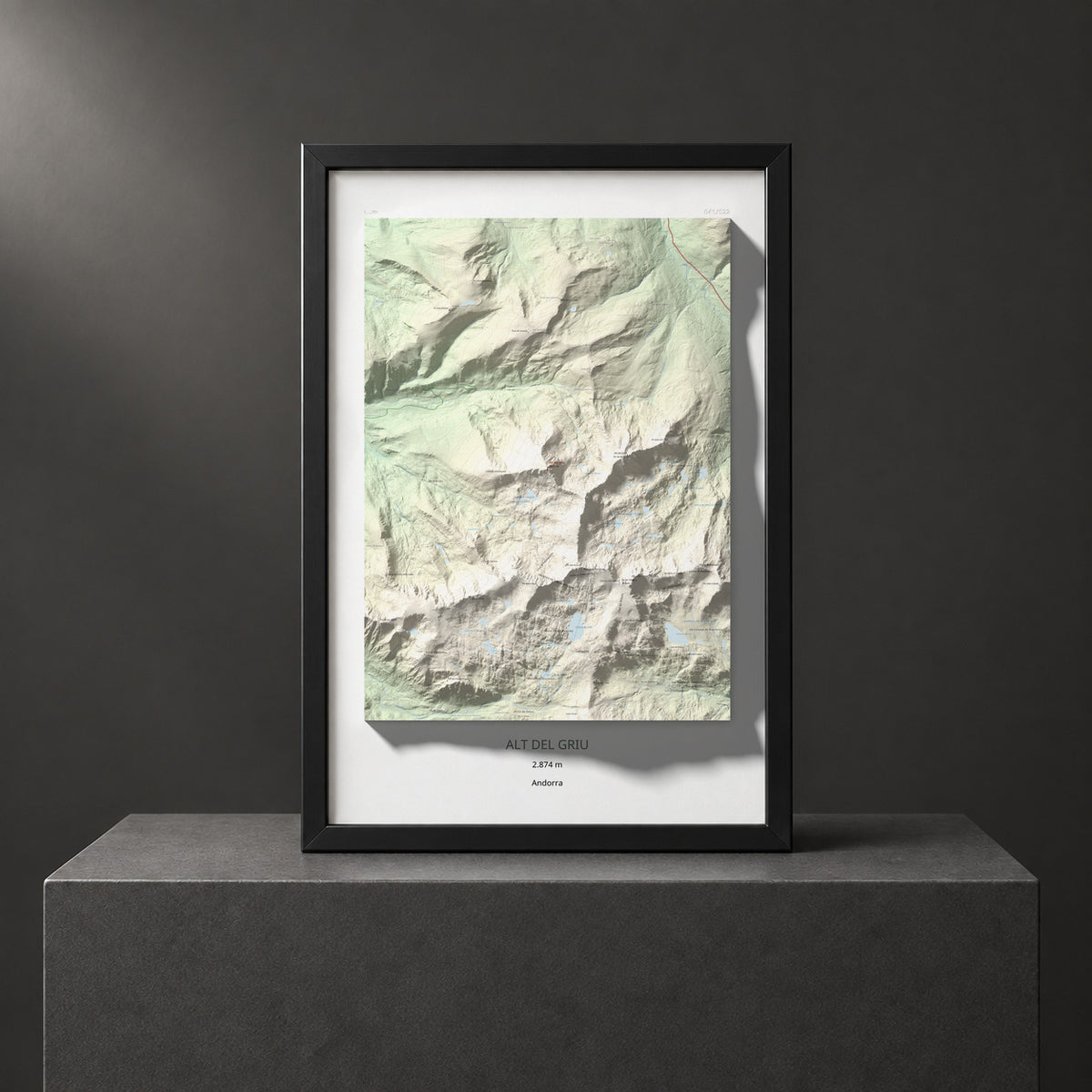 Mapa de relieve de Alt del Griu, 2874 m, Andorra, lámina 100 Cims de Trobart. Presentación enmarcada. 61 × 91 cm.